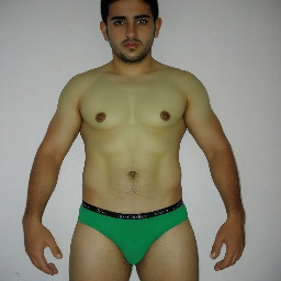 Chico rubio de ojos verdes ñ, cuerpo esbelto con cintura pequeña y caderas ligeramente anchas, nariz respingada, y ropa casual